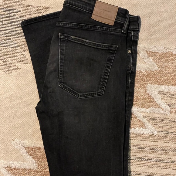 Men’s lightly worn and lightly faded black slim distressed Abercrombie denim. - Picture 5 of 5